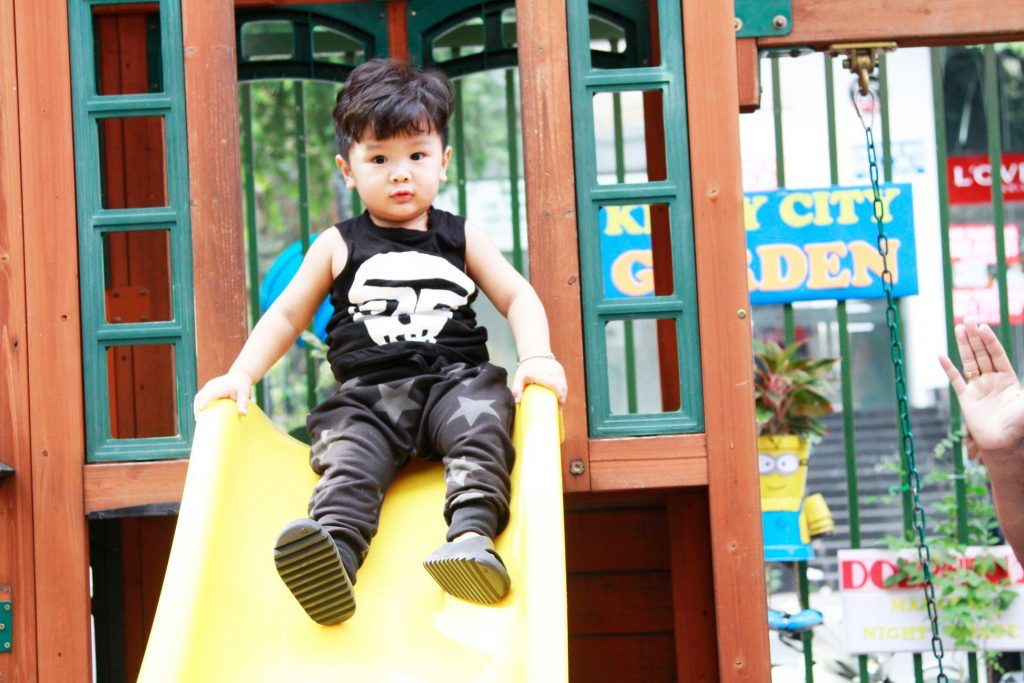Mẹ biết rằng “các cô phải yêu thương con thì con mới luôn có tâm trạng vui vẻ”