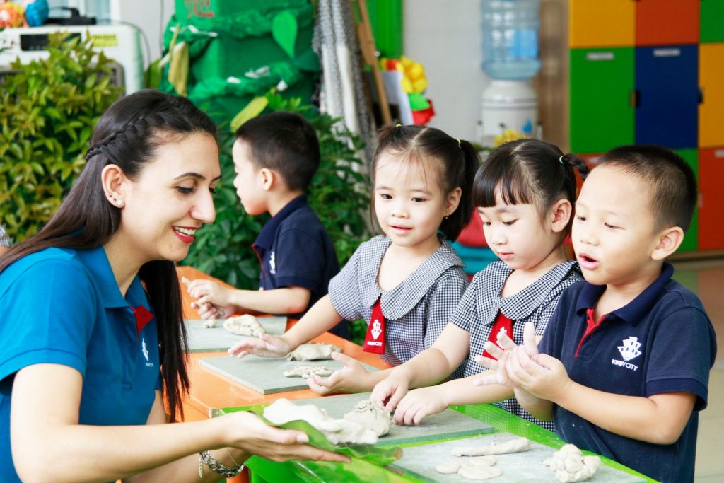Cô Seda giới thiệu bàn xoay, thớt kê, dao gỗ… là những dụng cụ bổ trợ khi làm gốm