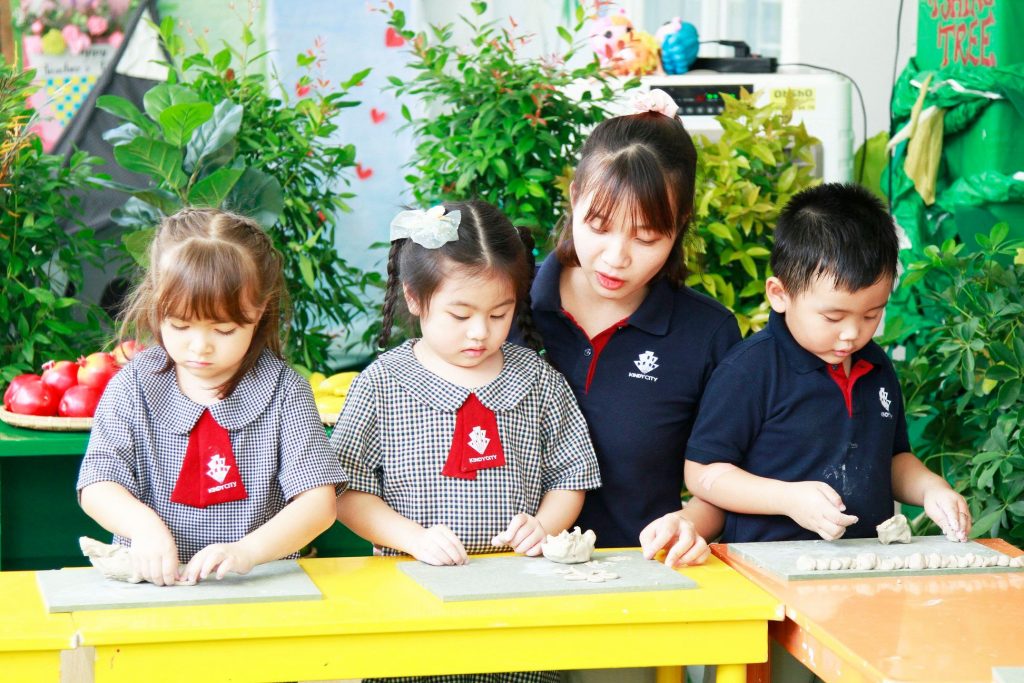 Những bàn tay nhỏ nhắn bắt đầu hối hả vê tròn, tạo hình con lươn dài hay cán đất vô cùng linh hoạt