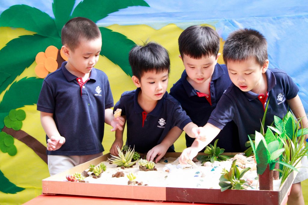 Các bạn chơi với cát, cầm nắm, cảm nhận xem cát chạy qua kẽ tay