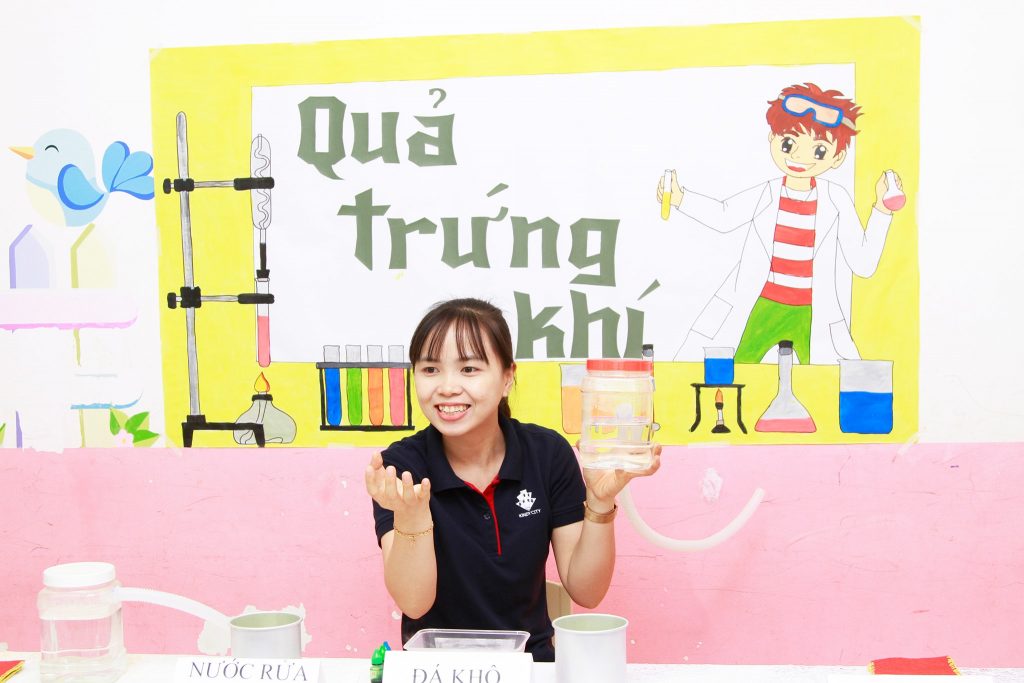 Cô giáo giới thiệu thí nghiệm cho cả lớp