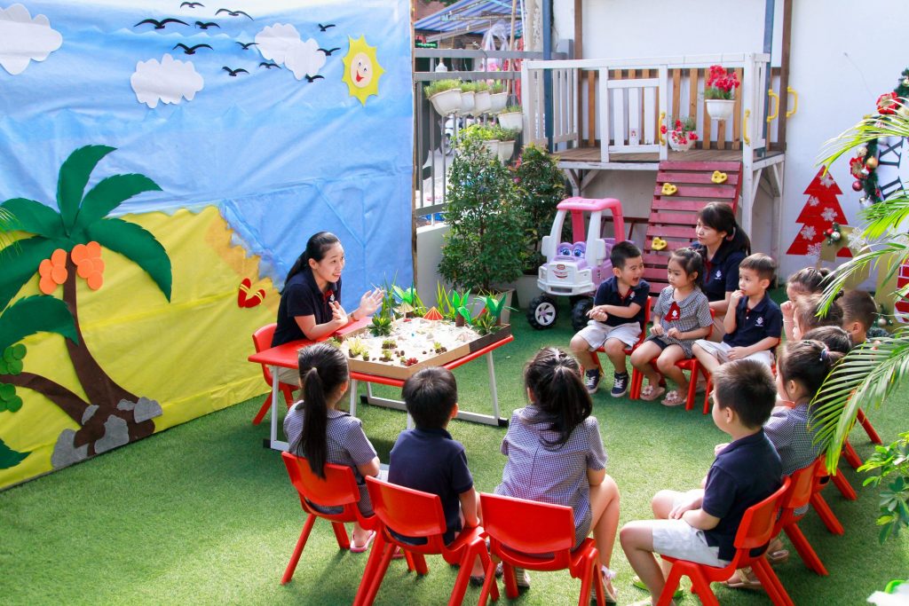Cát là công cụ tuyệt vời trao trẻ cơ hội sử dụng các giác quan để khám phá thế giới