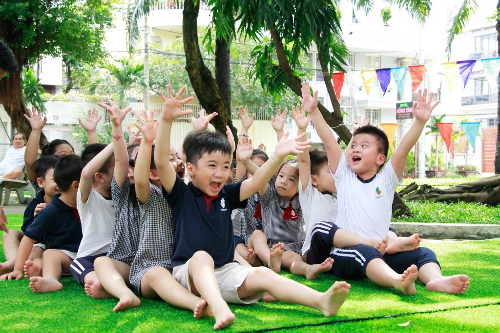Nụ cười tinh nghịch, thú vị bật ra ở tiết học trong lớp, ngoài trời