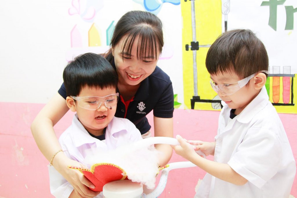 Bé tự tay thực hiện thí nghiệm trứng khí