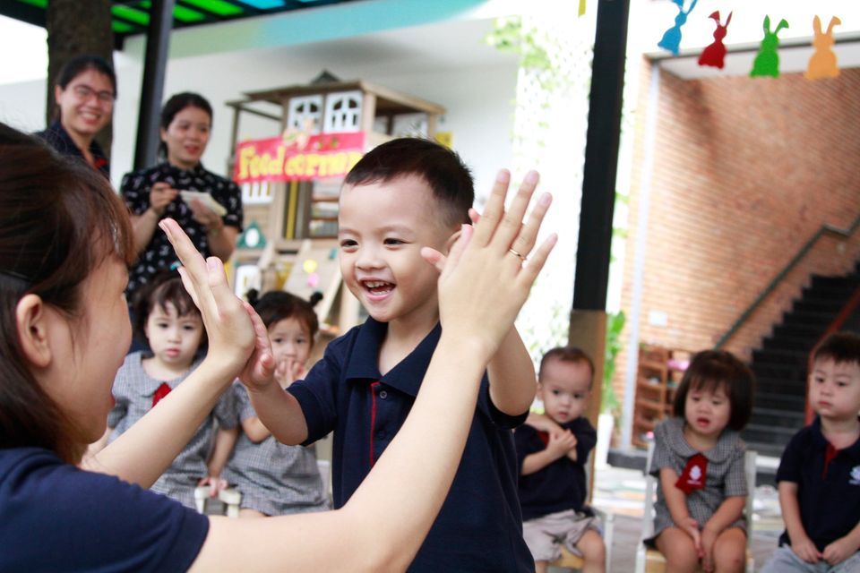Việc cho trẻ đi học mầm non sớm giúp bé dễ dàng phát triển khả năng ngôn ngữ và giao tế xã hội