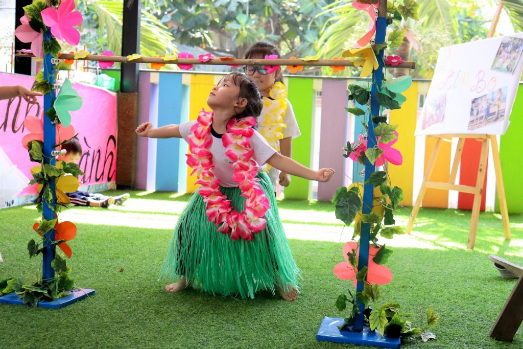 Trẻ nhảy vũ điệu Limbo tại KINDY CITY