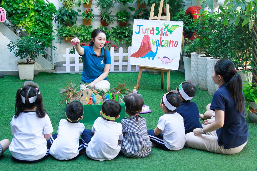 Trẻ pha giấm ăn cùng màu thực phẩm để cho ra màu sắc dung nham đỏ núi lửa