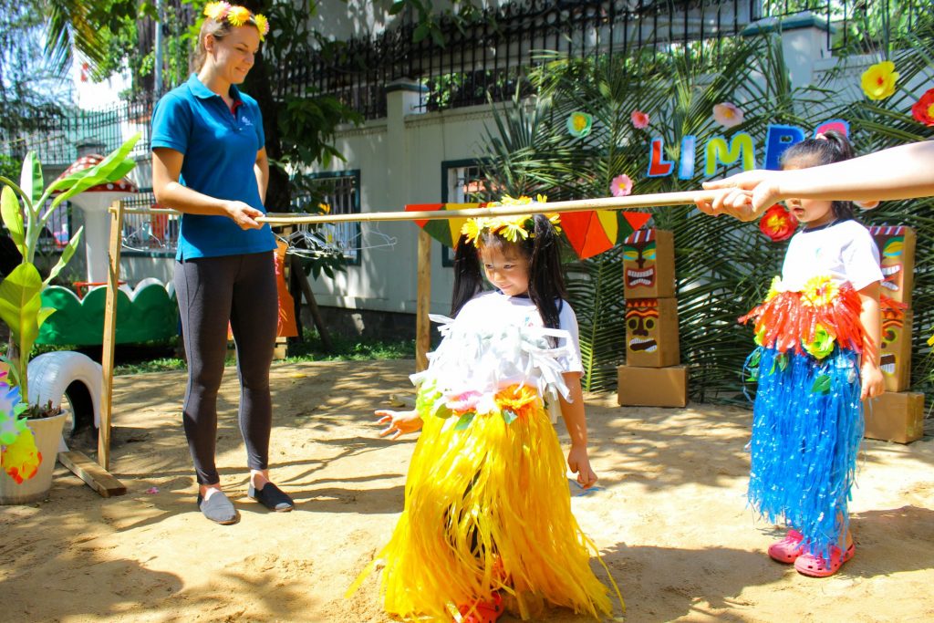 Các cô đã chuẩn bị đầy đủ dụng cụ giúp các em hóa trang thành người Hawaii