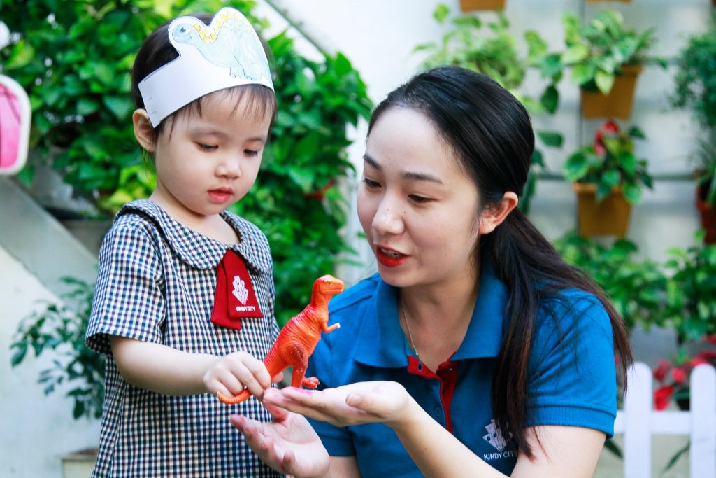 Trẻ pha giấm ăn cùng màu thực phẩm để cho ra màu sắc dung nham đỏ núi lửa