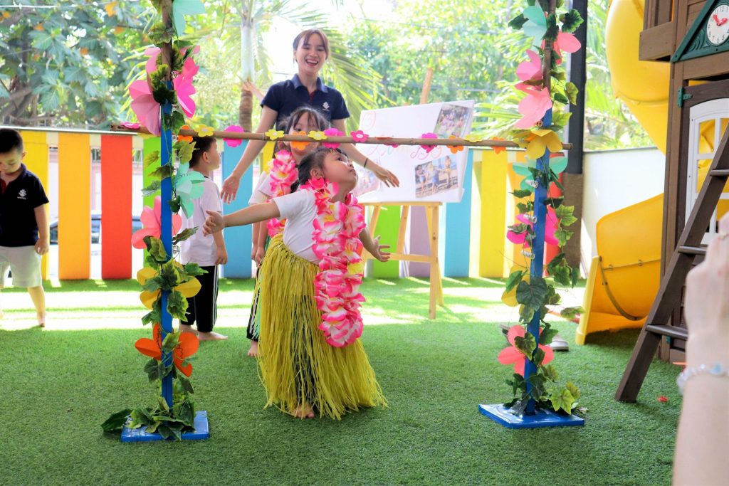 Các cô đã chuẩn bị đầy đủ dụng cụ giúp các em hóa trang thành người Hawaii