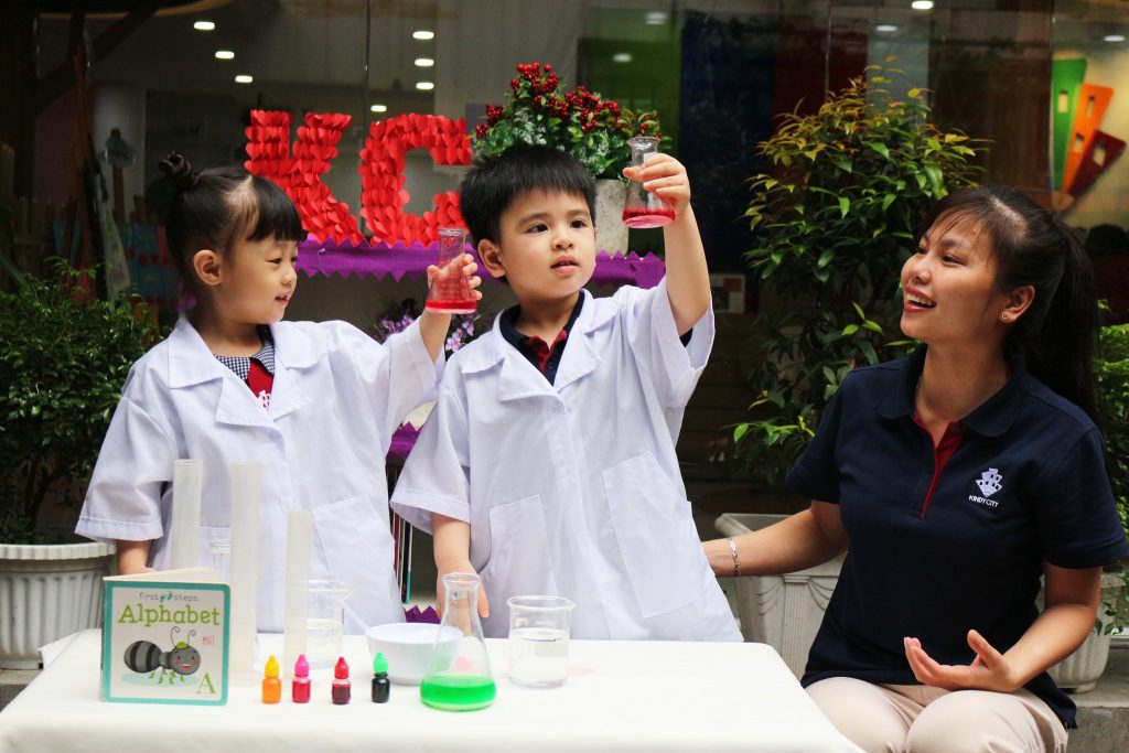 Đi học sớm giúp trẻ làm quen với các kỹ năng xã hội, phát triển thể chất
