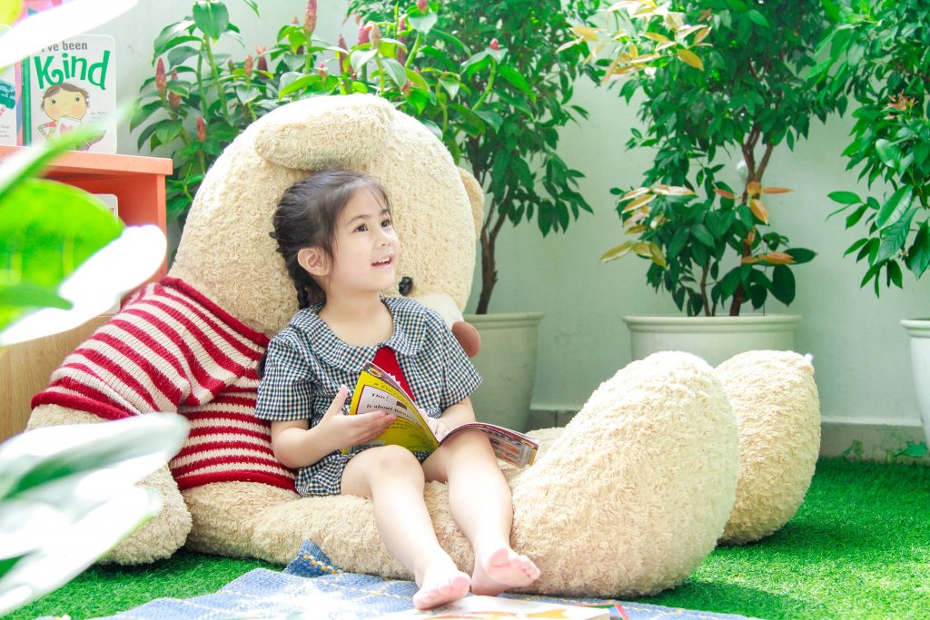 “Con có thể tự tin trong giao tiếp tiếng Anh, nói tiếng Anh như một phản xạ. Mẹ rất vui!” – Phụ huynh bé Dầu Dừa chia sẻ