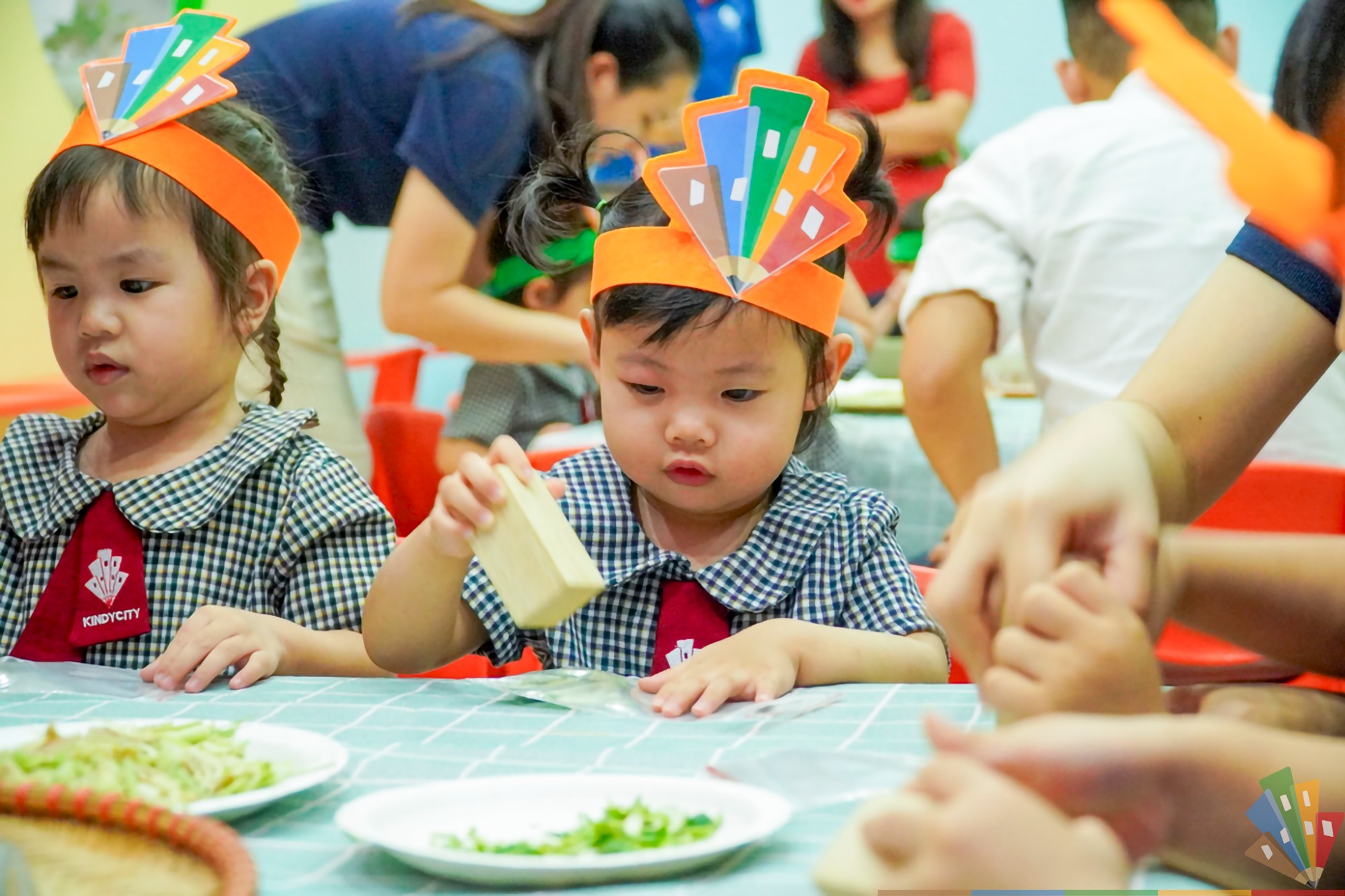 Trẻ từ 18 tháng được làm quen với Tiếng Anh một cách tự nhiên thông qua bài hát, đồ vật, thẻ flashcard mỗi ngày.