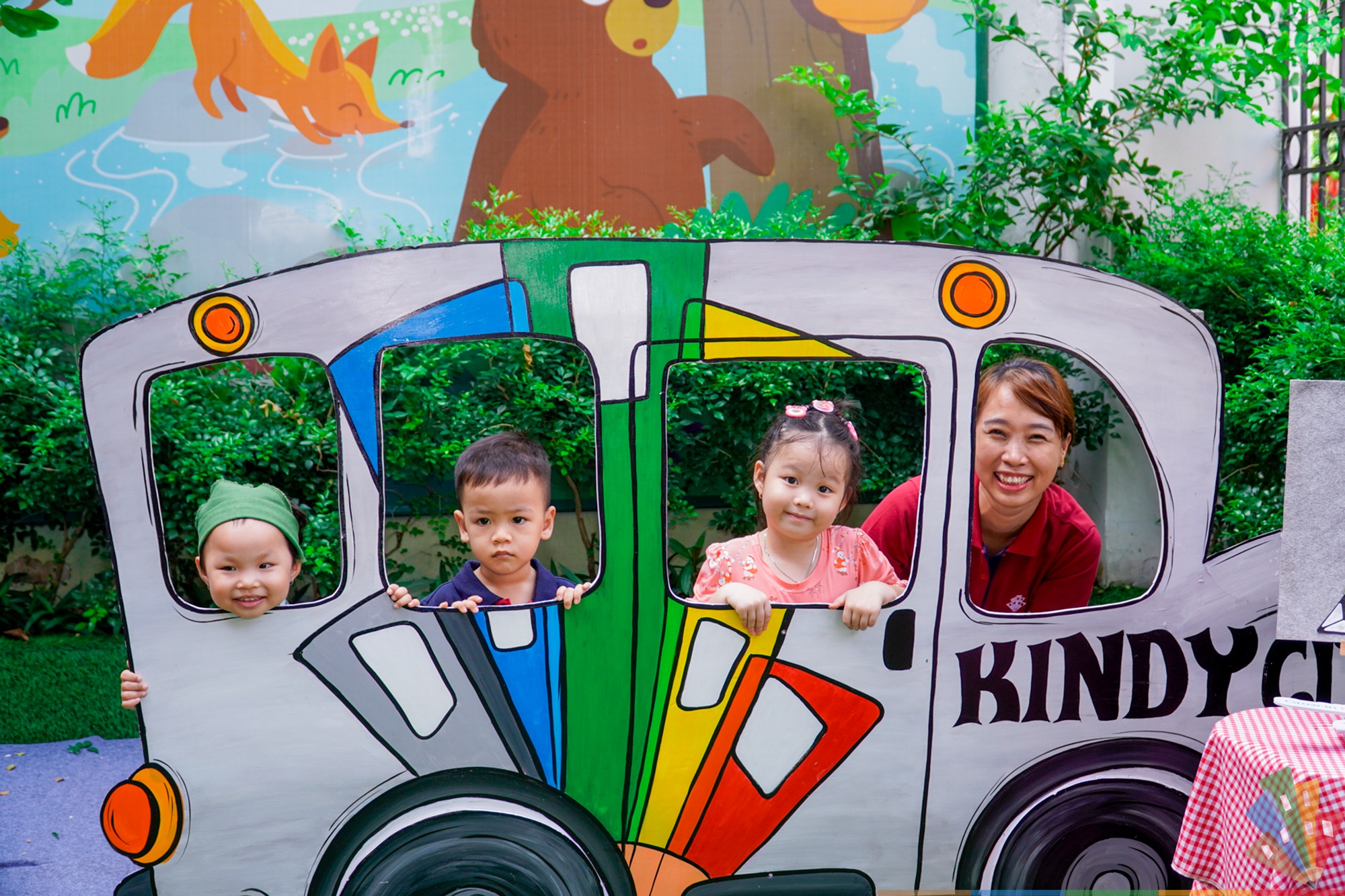 “HAPPY WEEKEND”: VẸN TRÒN, ẤM ÁP VÀ TRÀN NGẬP NHỮNG NỤ CƯỜI