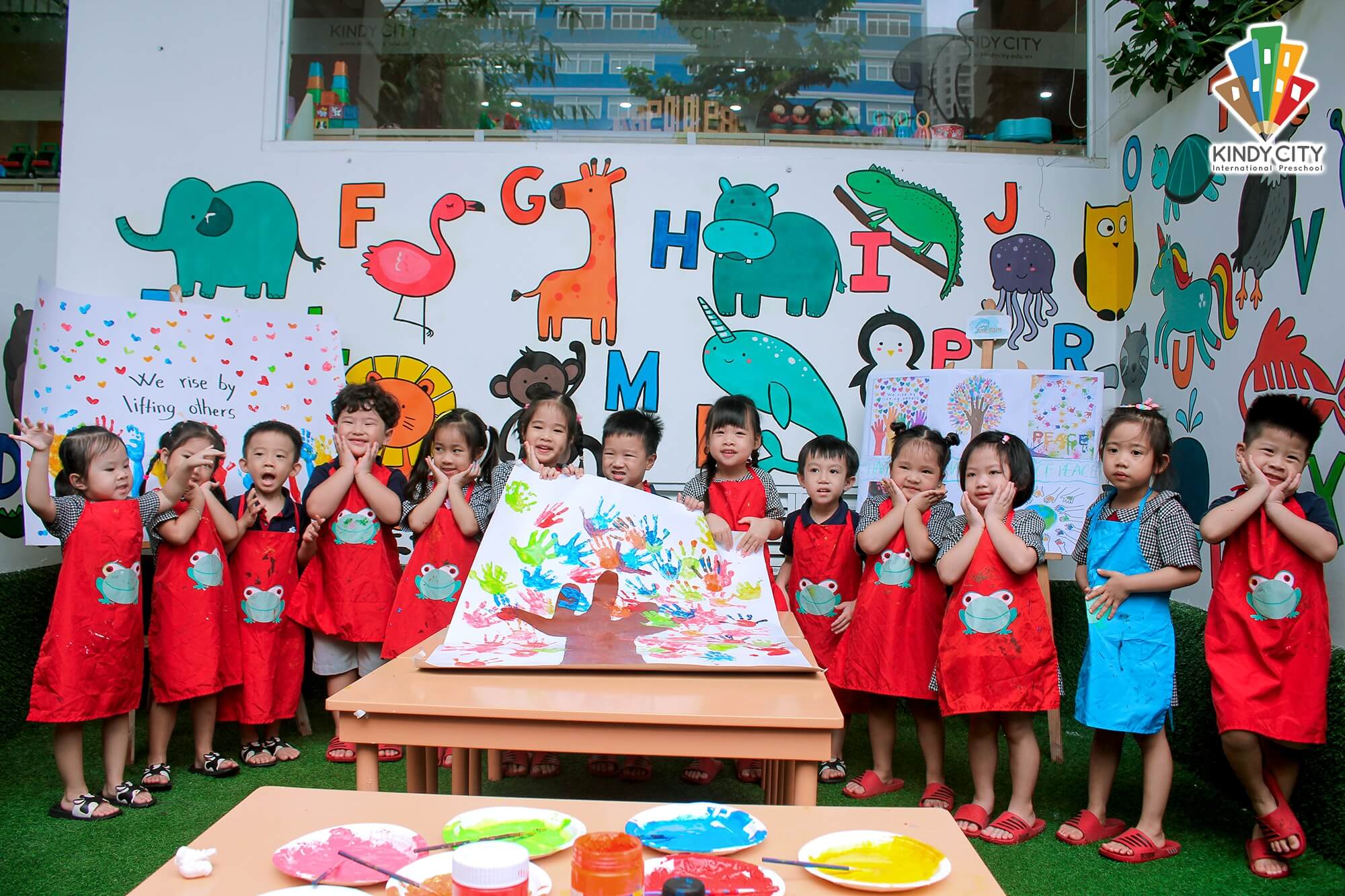Mỗi bức tranh, mỗi tấm poster đều là những thông điệp đơn giản nhưng chân thành từ trái tim trong sáng của các em.